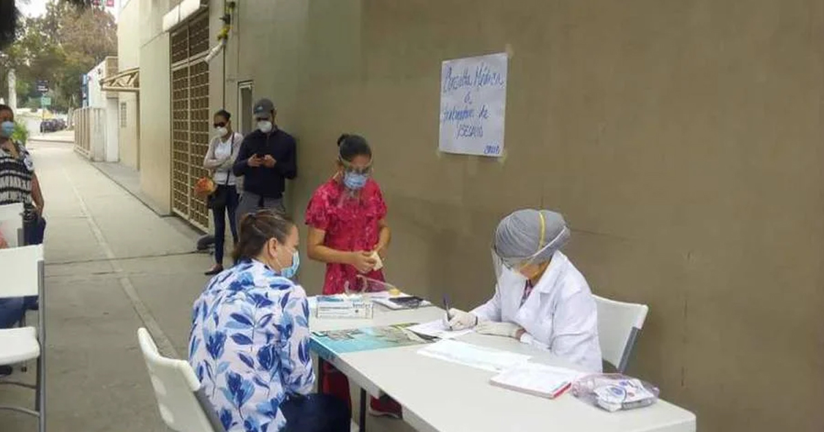 Coronavirus. Médicos en Tijuana atienden afuera de hospital