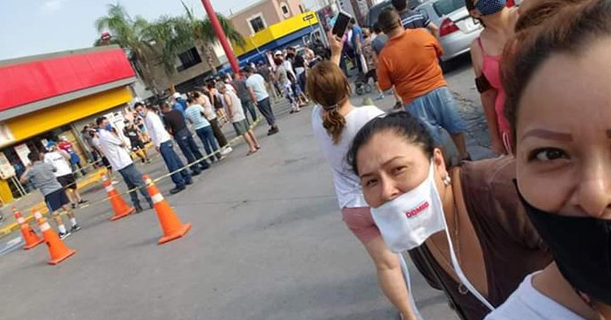 Se forman y usan cubrebocas, pero abarrotan OXXO para comprar cerveza
