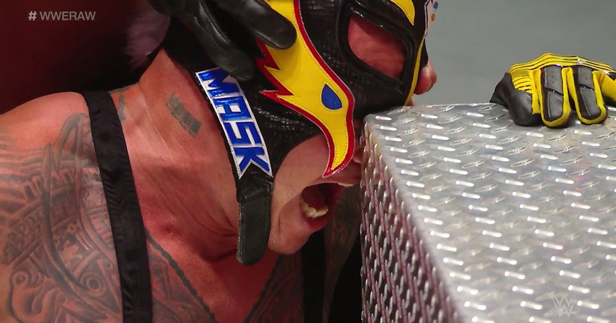 El brutal ataque de Seth Rollins a Rey Mysterio en Monday Night RAW