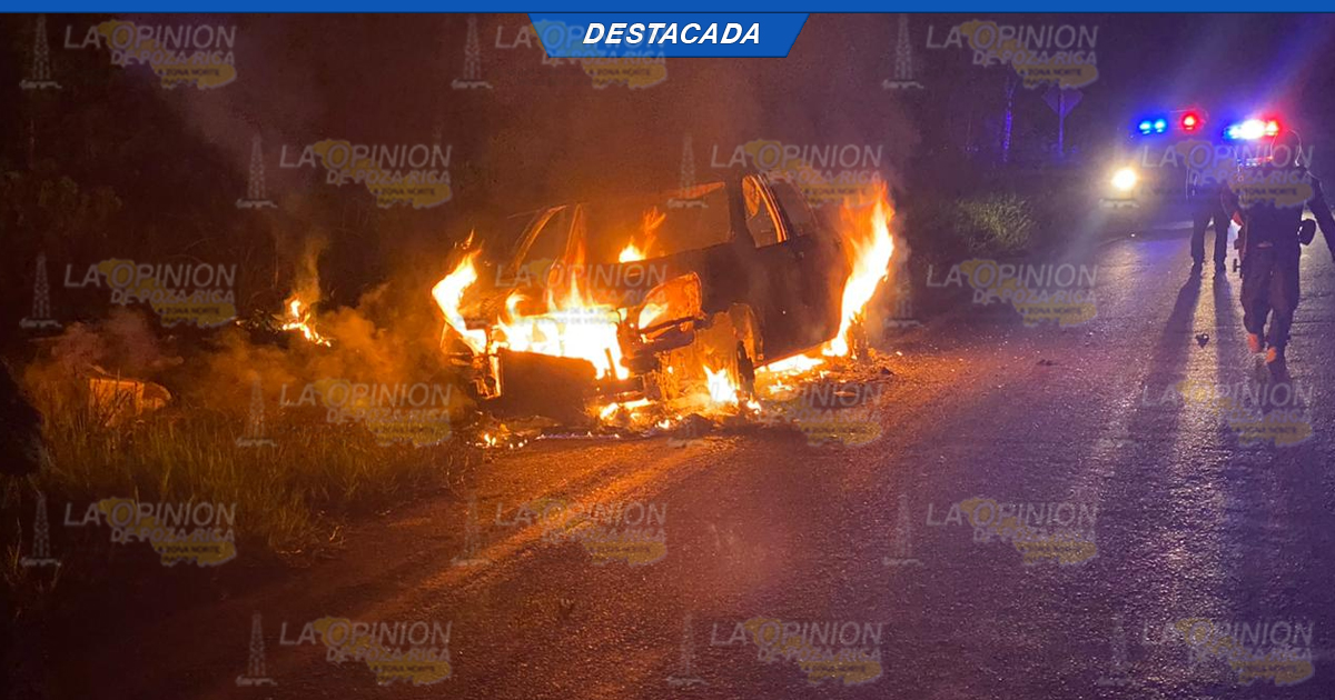 Camioneta arde en llamas