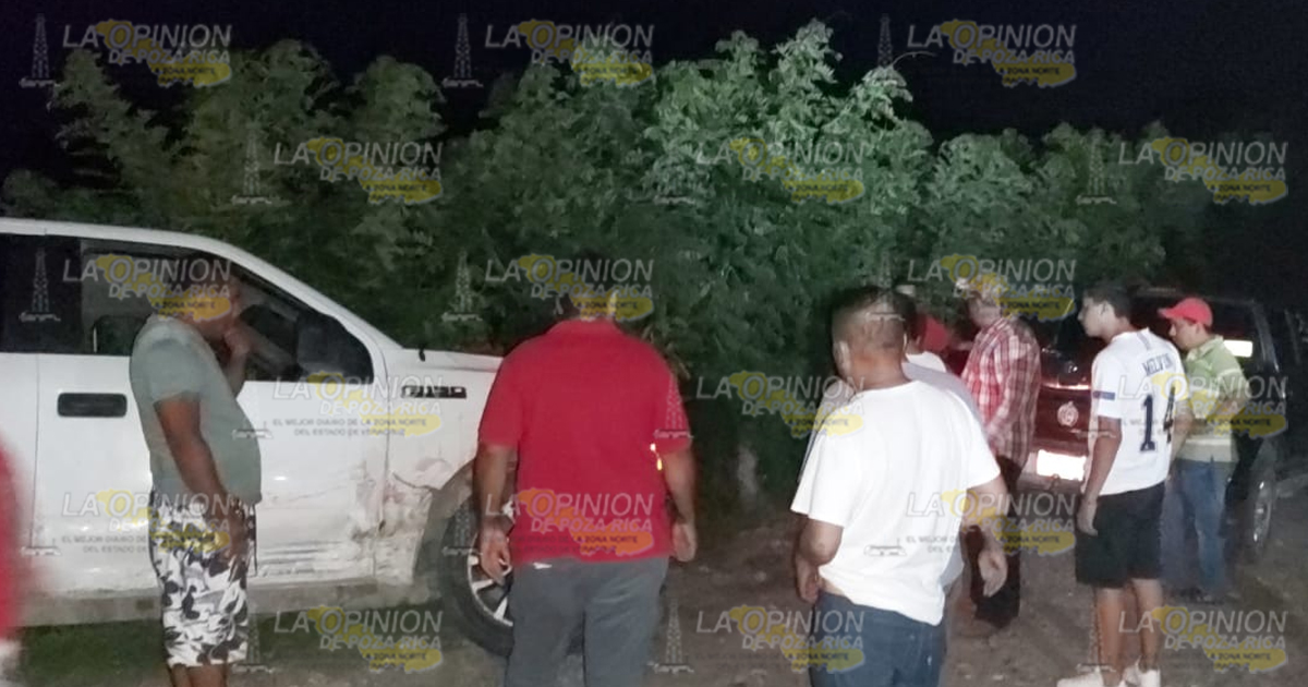 Camioneta choca contra taxi y se sale de la carretera; vecinos reportaron balazos
