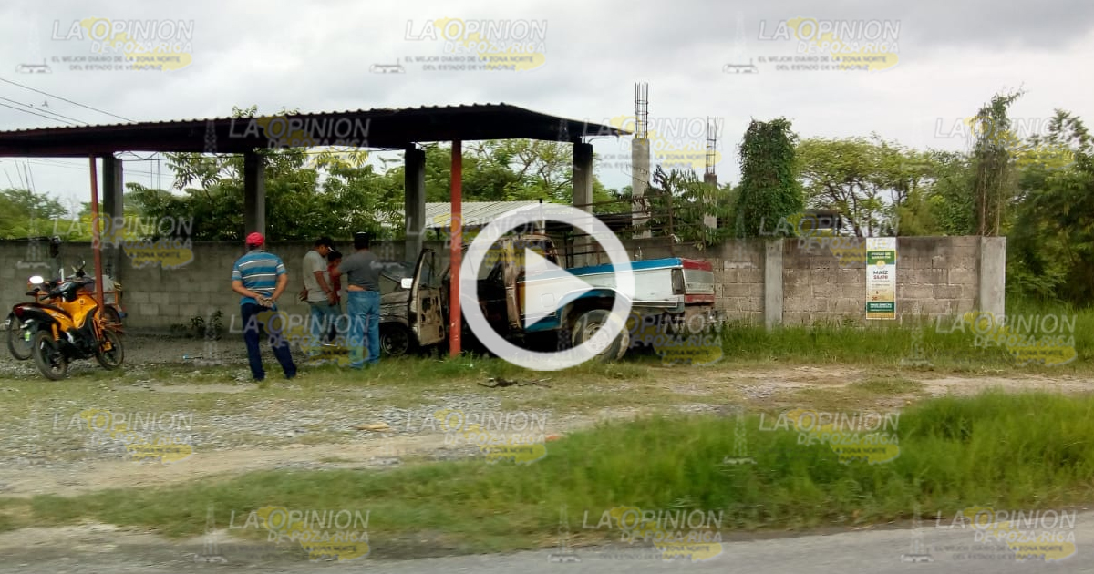 Arde camioneta de un agricultor en Entabladero