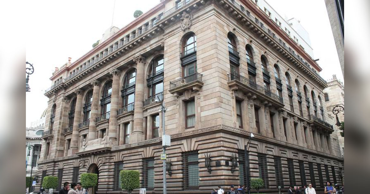 Banxico prevé contracción de economía de hasta -8.8% en 2020