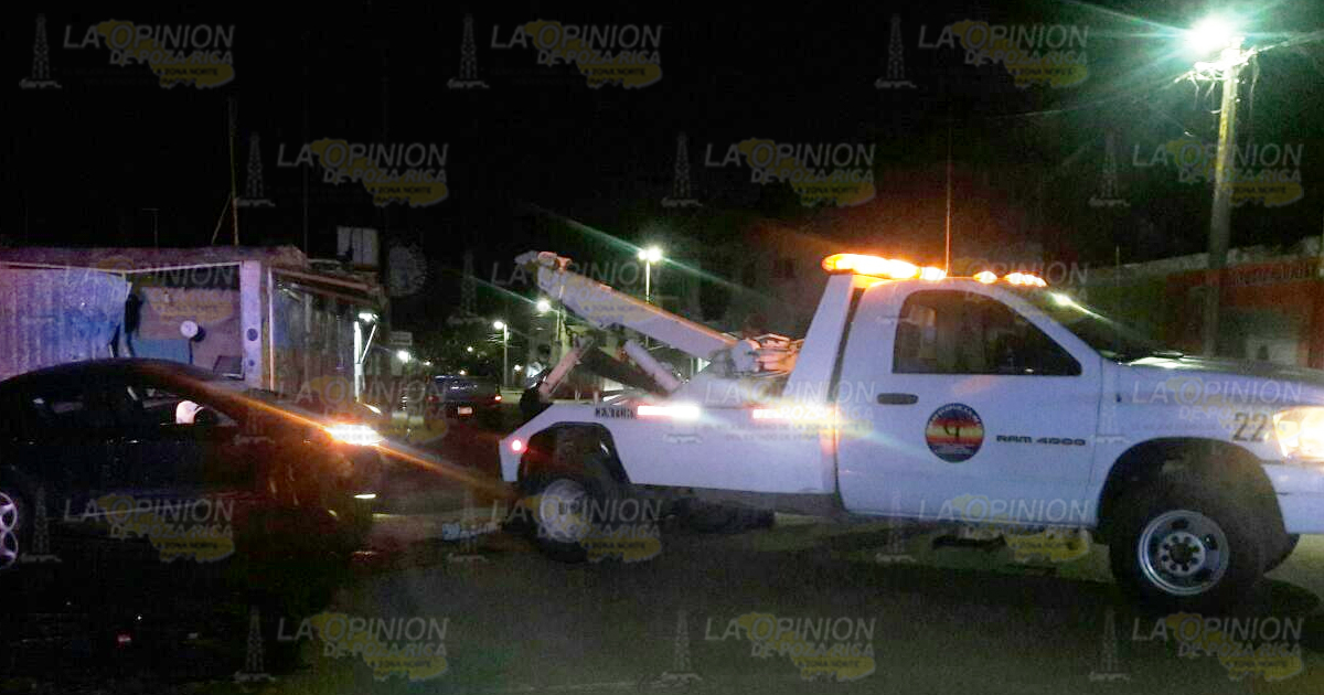 Termina impactado en una lavandería, conductor y acompañantes huyen del lugar