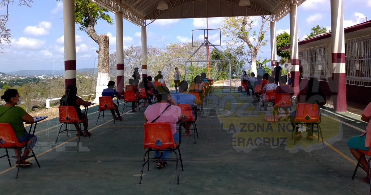 Entregan becas a madres de familia