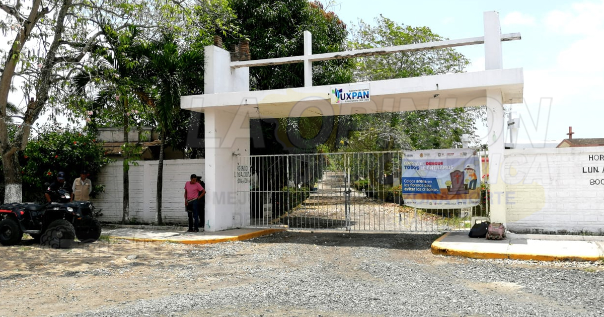 Acatan cierre de panteones
