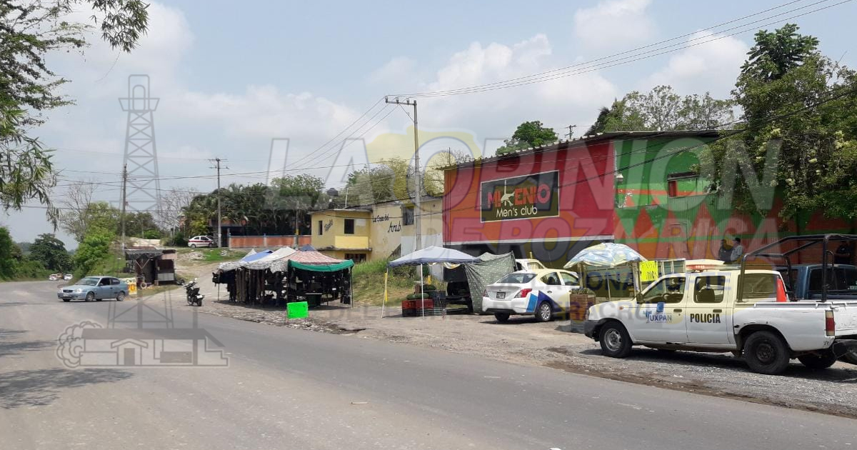 ¡Retiran a vendedor de equipo táctico!