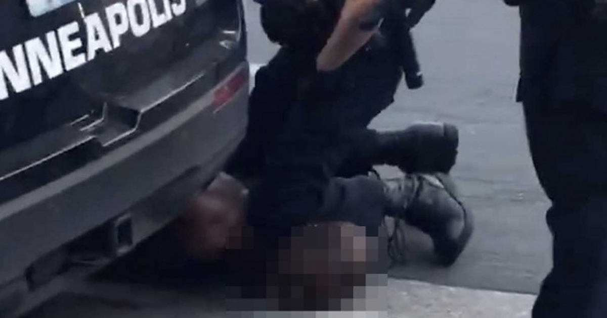 Policía de EU aplasta del cuello a afroamericano y lo mata