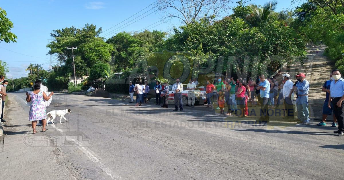 Habitantes de la comunidad de Ojital Viejo bloquean la carretera Poza Rica - San Andrés