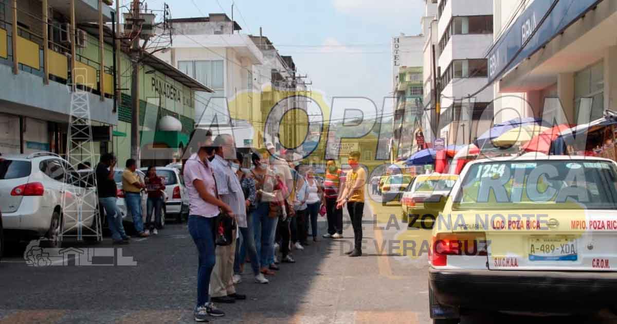 A media calle hacen fila para entrar al banco