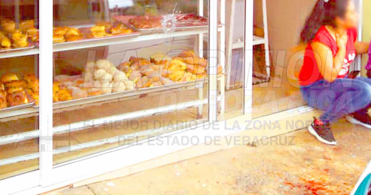 Balean a jovencito afuera de una panadería