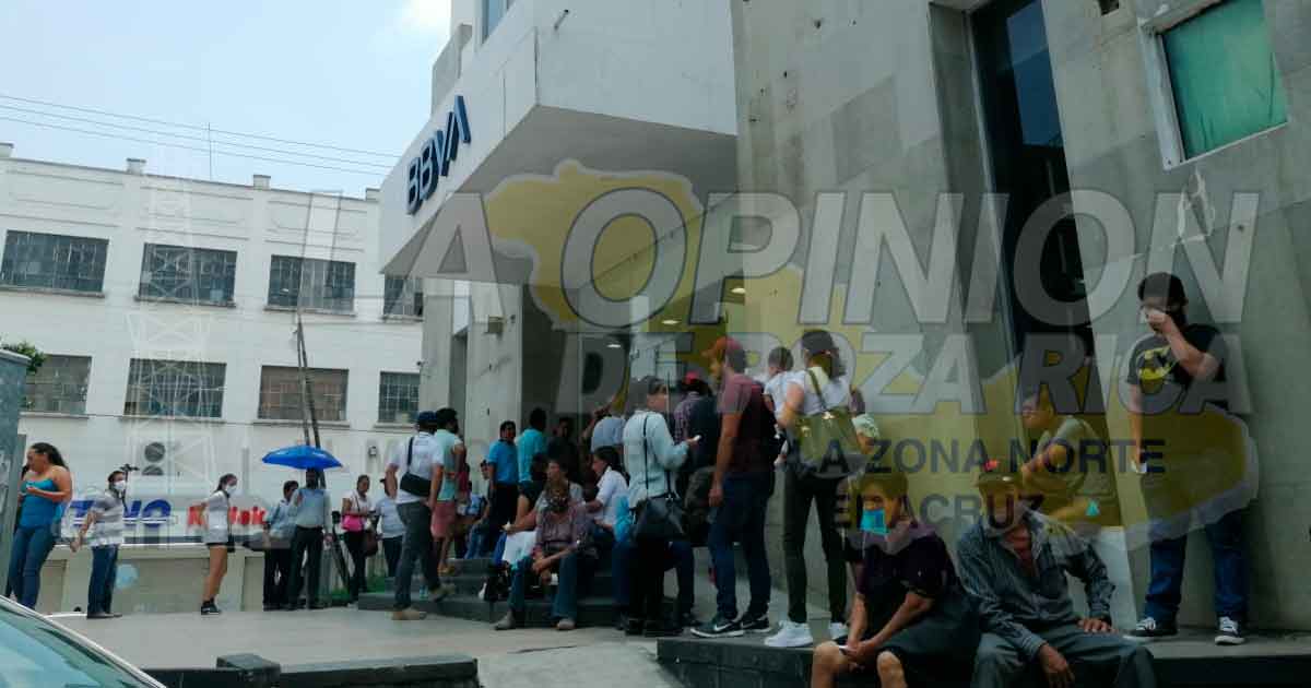 Bancos y casas de préstamos generan aglomeraciones