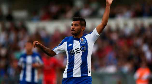 Tecatito Corona está en la mira de un grande de la Premier League