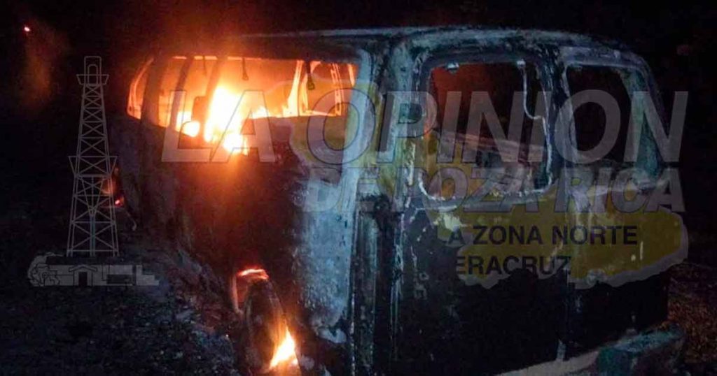 Camioneta reducido a chatarra al incendiarse