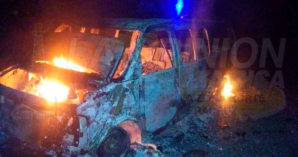 Camioneta reducido a chatarra al incendiarse