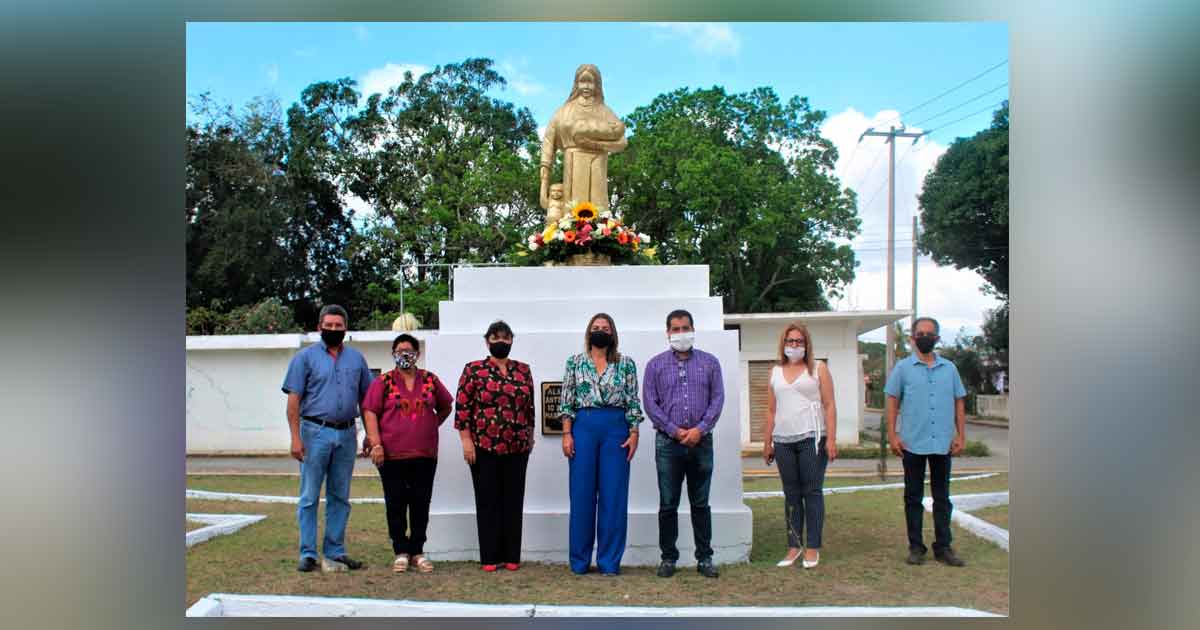 Colocan Ofrenda floral en monumento a la madre