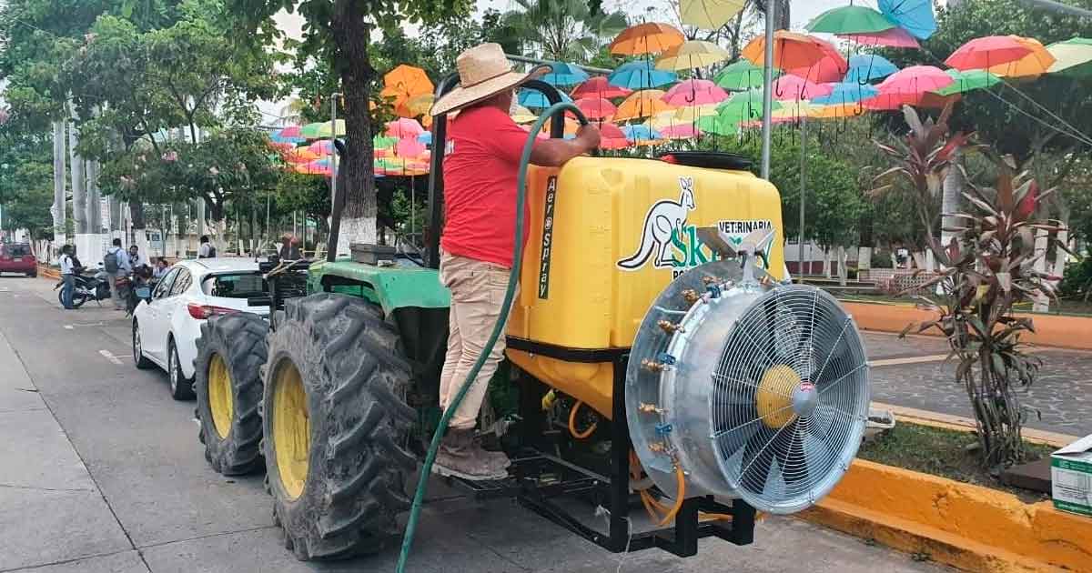 Desinfectan calles del primer cuadro de la ciudad, la labor se lleva a cabo los días lunes, miércoles y viernes