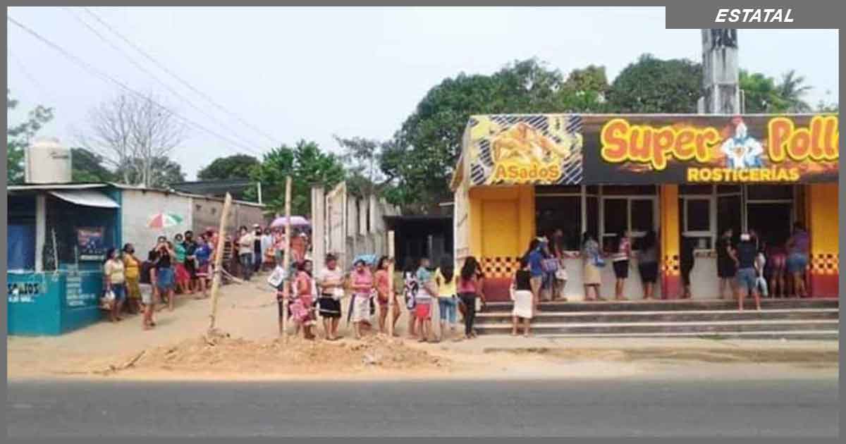 En Oteapan regalan pollos rostizados para ayudar a familias