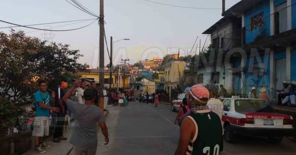 Corren a los de vectores en Mecatlán, no dejaron que fumiguen