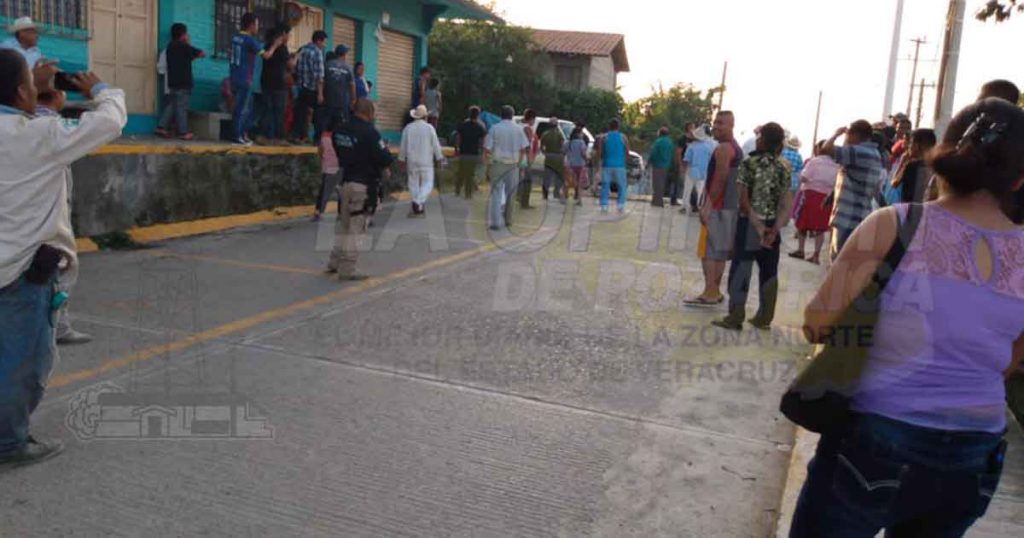 Corren a los de vectores en Mecatlán, no dejaron que fumiguen
