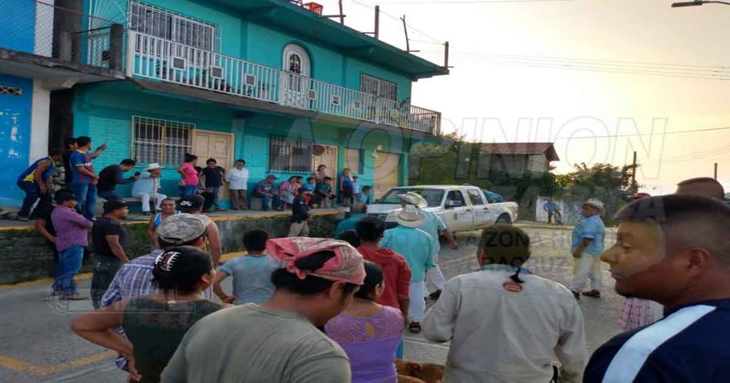 Corren a los de vectores en Mecatlán, no dejaron que fumiguen
