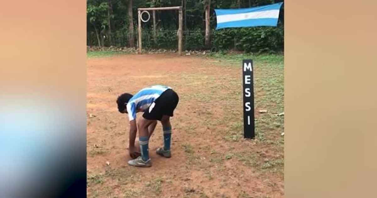 Niño de la India de 12 años emula a Lionel Messi