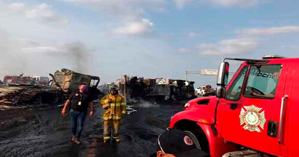 Pipa de combustible vuelca y provoca fuerte incendio en Tamaulipas (FOTOS)
