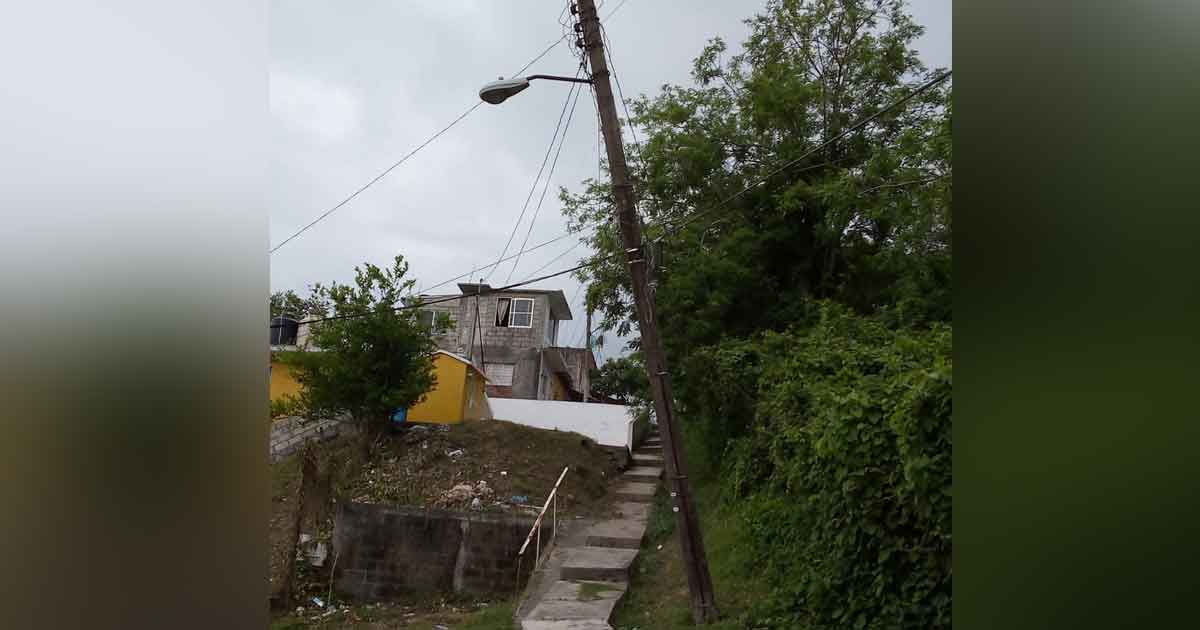 Temor por un poste en riesgo de caer sobre viviendas, en Coatzintla