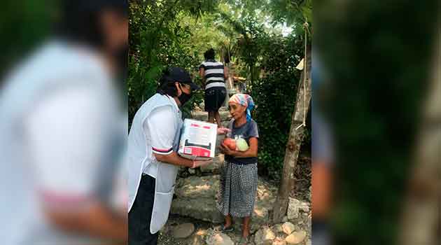 Llevan ayuda del “redondeo” a familias pobres en Tuxpan