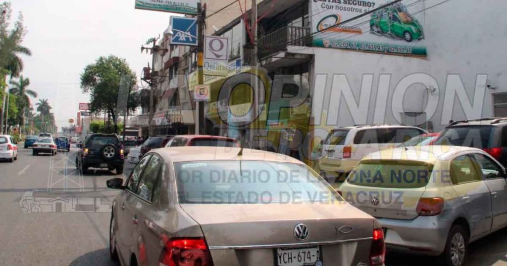 Se estacionan a medio bulevar