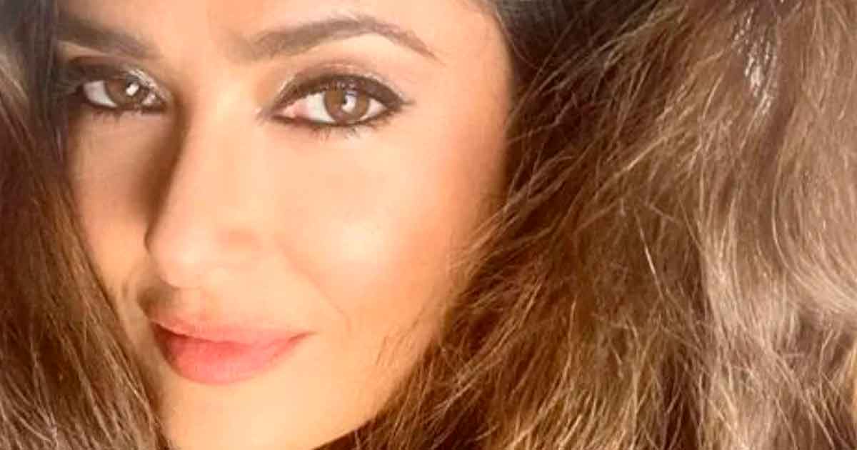 Sorprende Salma Hayek al mostrar sus canas en cuarentena