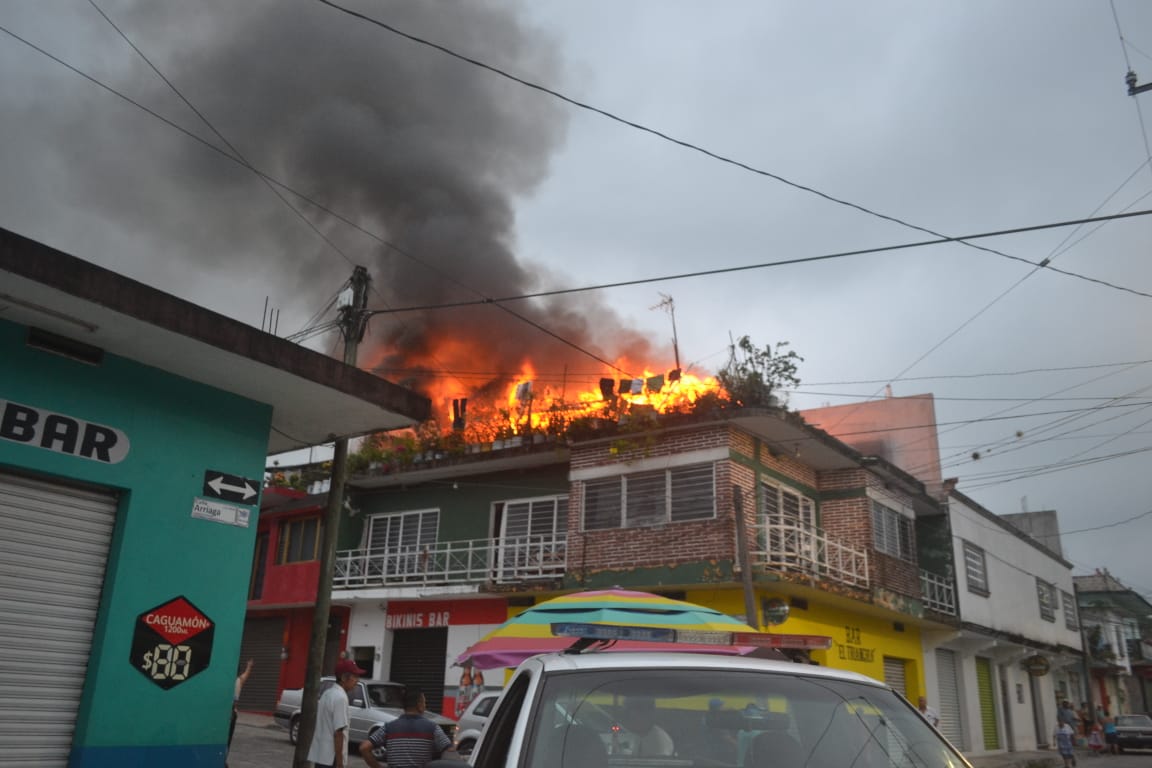 Voraz incendio en casa de dos pisos