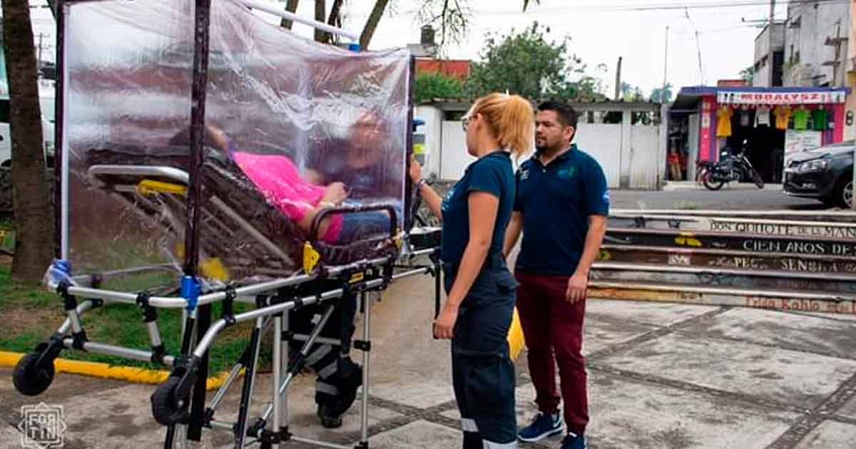 Jóvenes de la UTCV diseñan y fabrican 400 caretas contra COVID-19
