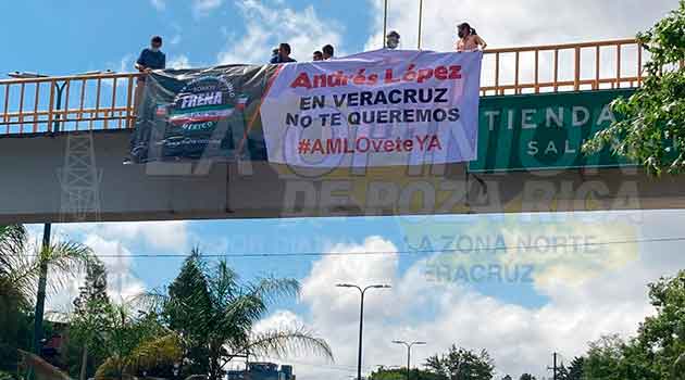 "Tu gobierno apesta" le reclaman a AMLO en Xalapa