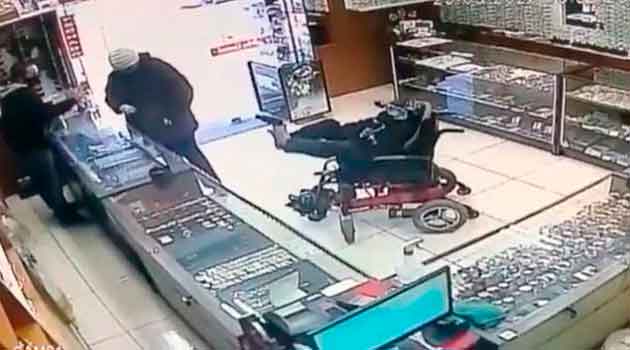 Joven sin brazos usa los pies para asaltar una joyería (VIDEO)