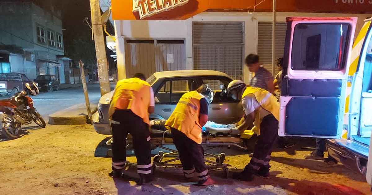 Auto vuelca y choca con un puente; muere chofer