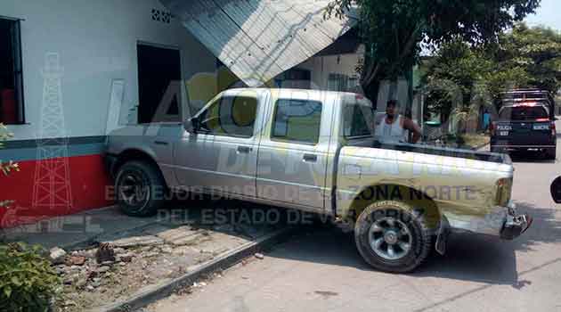 Camioneta choca contra una casa en Martínez de la Torre