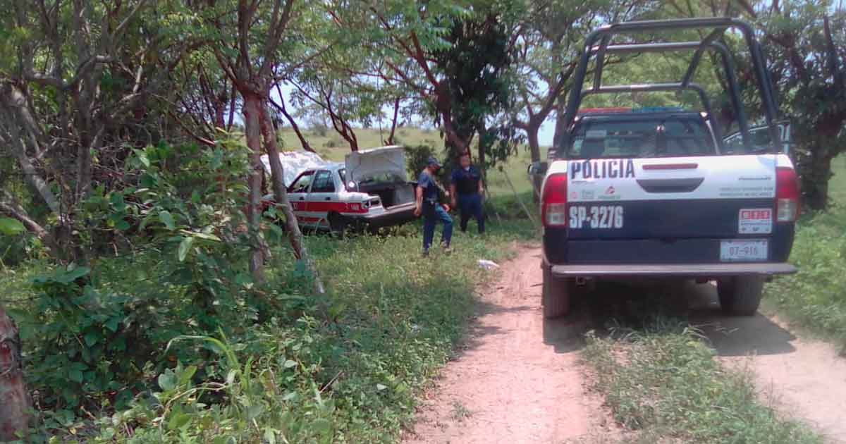 Desvalijan taxi de Poza Rica en comunidad de Cazones