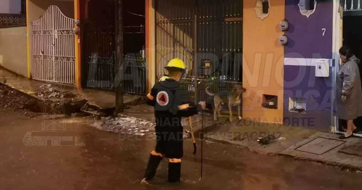 Intensa lluvia deja daños en colonias de Xalapa