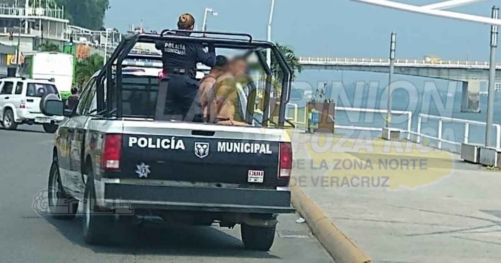 Nadaban en el río y terminaron presos