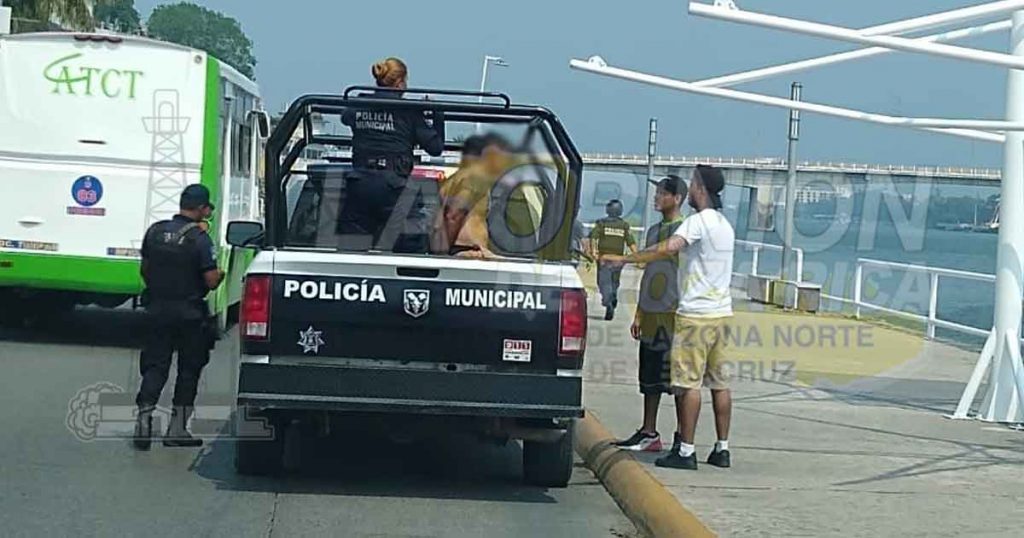 Nadaban en el río y terminaron presos