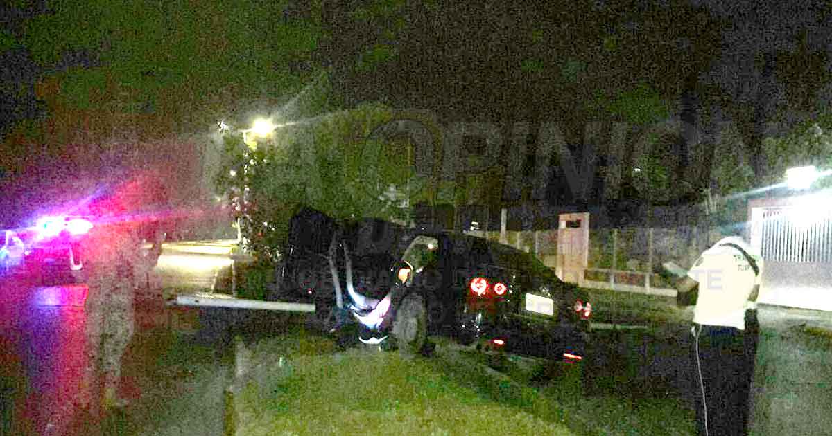 Ebrio militar choca con una luminaria en Tuxpan