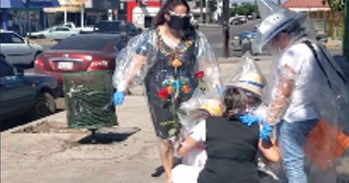 Envueltas en bolsas de plástico, niñas visitan a su madre enfermera en Chihuahua (VIDEO)