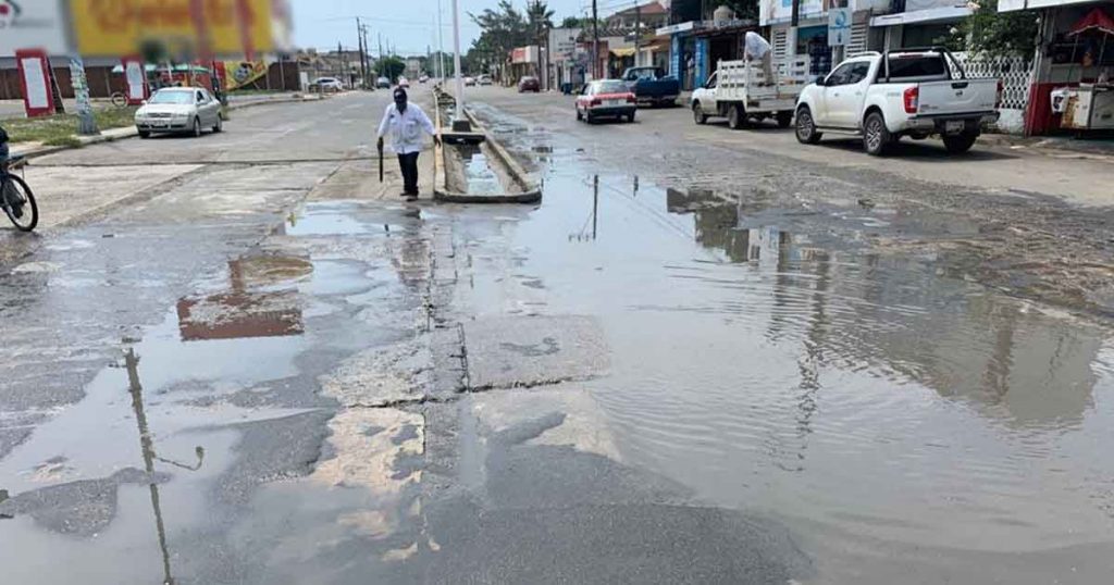 Mantenimiento al dren pluvial en Tuxpan