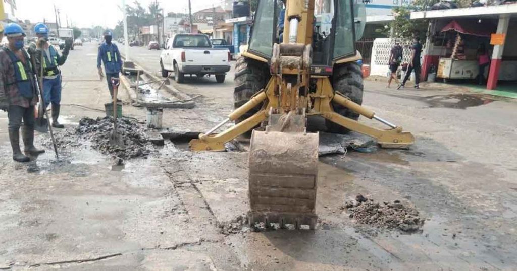 Mantenimiento al dren pluvial en Tuxpan