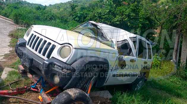 Dos lesionados en volcadura sobre la carretera federal Valles-Tampico