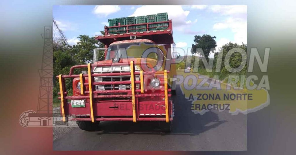 Camión limonero embiste a unidad de alquiler