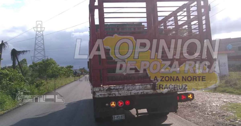 Camión limonero embiste a unidad de alquiler