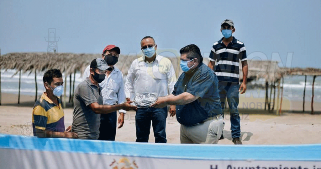 Lancha con motor y apoyos alimenticios a pescadores de Tuxpan