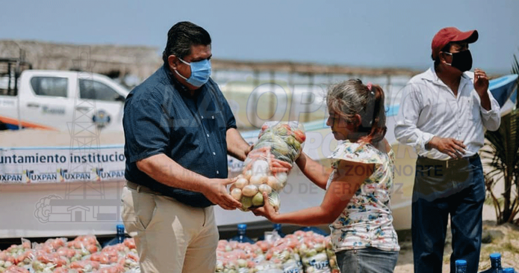 Lancha con motor y apoyos alimenticios a pescadores de Tuxpan